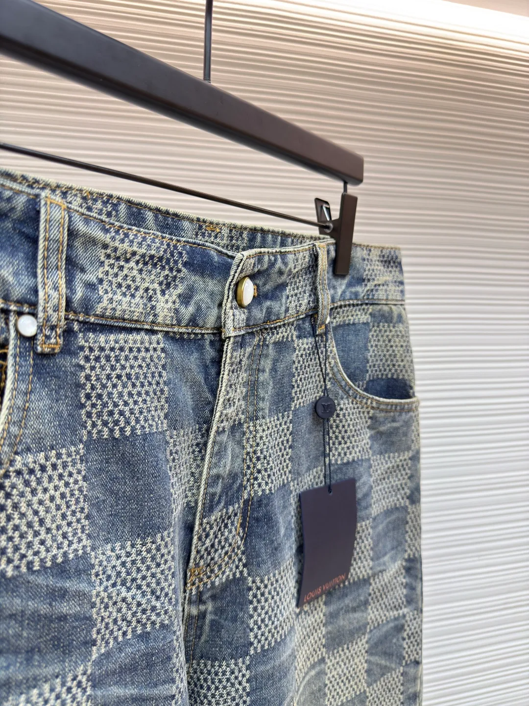 LOUIS VUITTON Yellow checkerboard denim trousers ●Authentic product: purchased and developed by 12899 ●Item number: 1680609-B80 ●Fabric: denim fabric ●Technology: jacquard production ●Version: fitted version ●Weight: about 825 grams ●Size: 30-32-34-36 ●Description: The fabric is integrated into 3D Damier jacquard, a classic plaid pattern combined with 3D jacquard technology, is a process of weaving three-dimensional patterns on the fabric through a loom. Fading and distressing effect, this fabric uses sand washing process and special dyeing technology. The natural wear and fading effect of the denim after washing makes it look more retro and historical. The overall wiring is straight and delicate, the fabric is comfortable and soft, and the color is consistent without color difference. It can be matched with the same style to create a fashionable look and control various occasions. Customized accessories, complete with three standards, same style for men and women!
